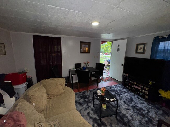Building Photo - 917 Perry Hwy