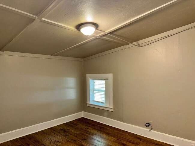 Building Photo - 2 Bedroom Cottage with Charm!