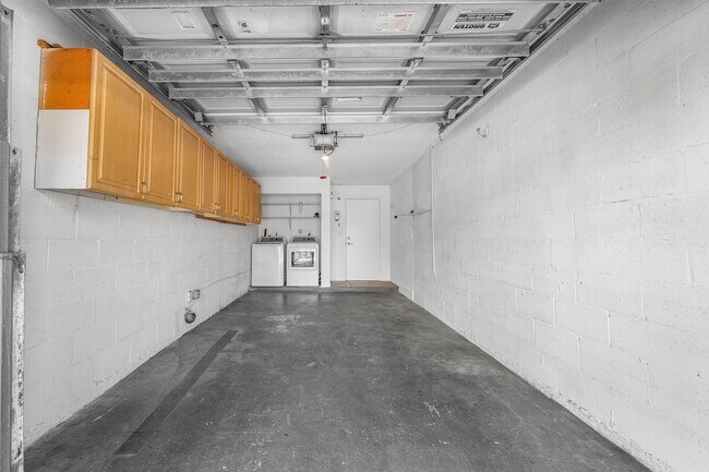 Building Photo - 3256 Commodore Ct