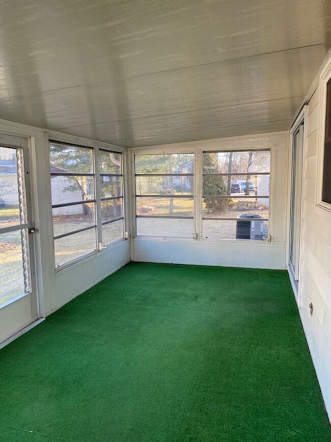 Building Photo - Ranch home with two car garage located on over 1/2 acre