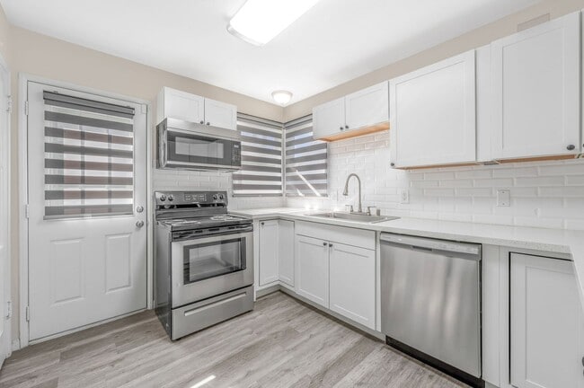 Building Photo - Luxury Home in Downtown Las Vegas!