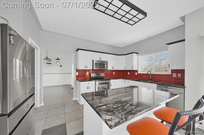 Building Photo - 2565 River Woods Dr N