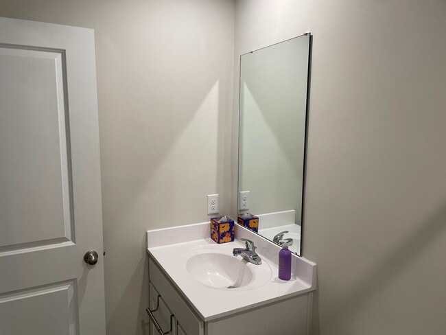 Building Photo - B1644