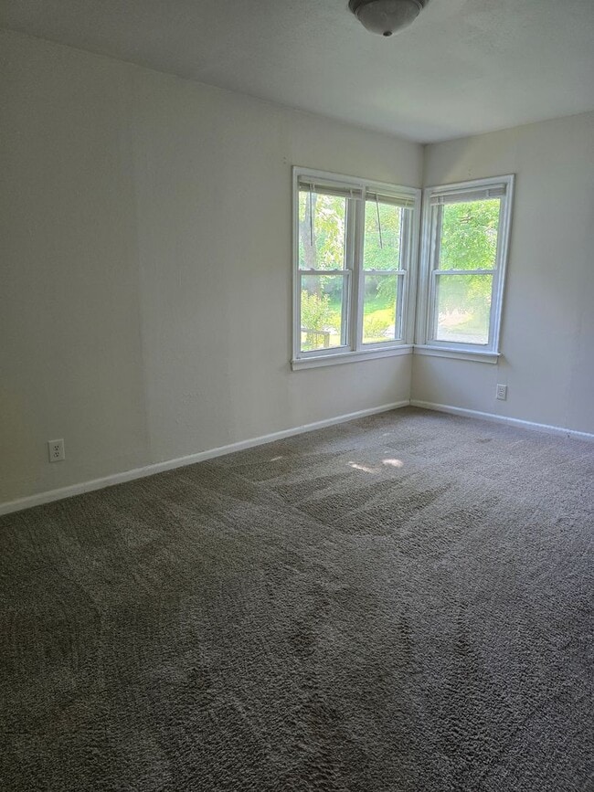 Building Photo - 3 bed/2 bath single- family home