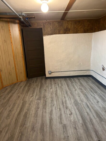 Building Photo - 305 1/2 Elm St