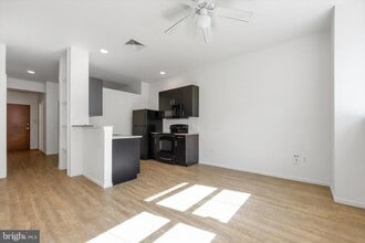 Building Photo - 1015 W Lancaster Ave