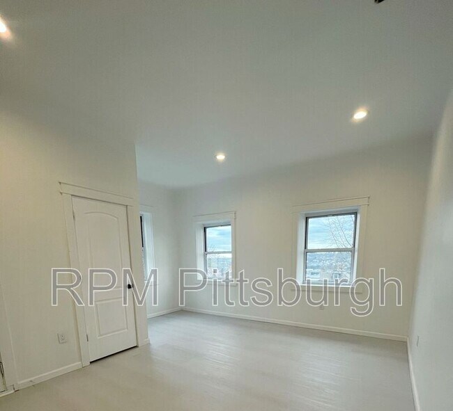 Building Photo - 2019 E Beckert Ave