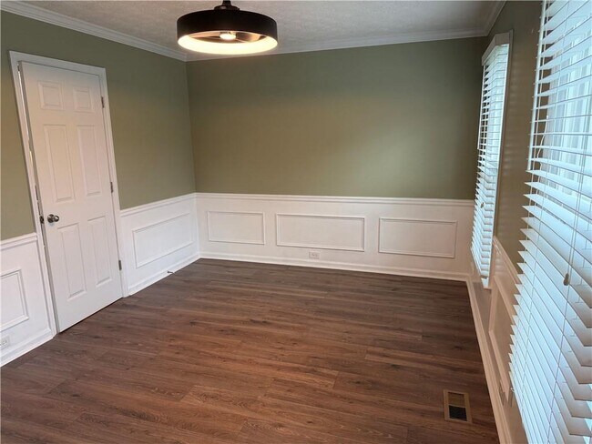 Building Photo - 2500 Foxglove Dr SW