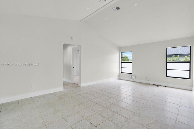 Building Photo - 709 SW 9th Ave