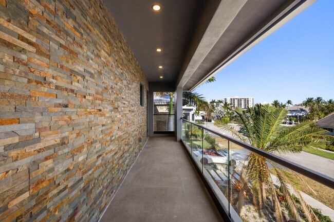 Building Photo - 839 NE Bay Isle Dr