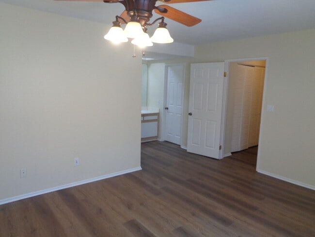 Building Photo - 2 Story 2 Bedroom Condo in the Willow Creek Condo Complex