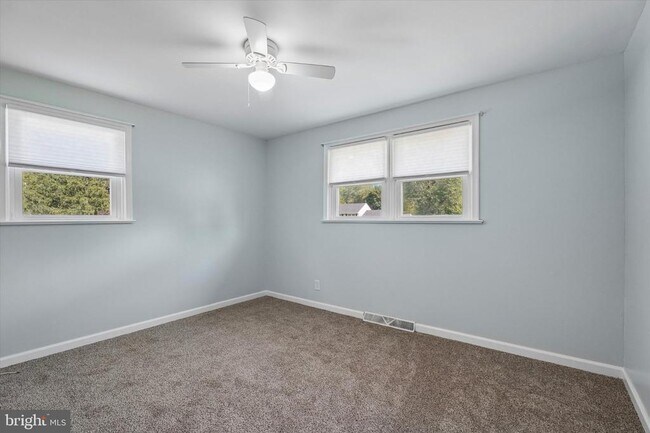 Building Photo - 2176 Meadowview Dr