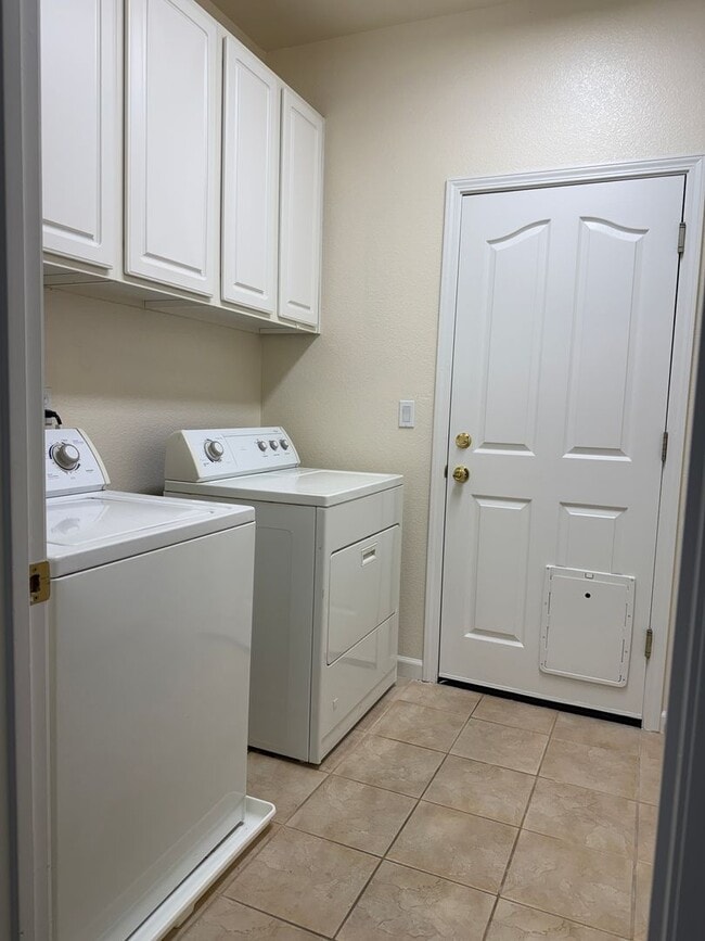 Building Photo - BEAUTIFUL SINGLE STORY 3+BD, 2.5 BA, & 3 CAR GARAGE!