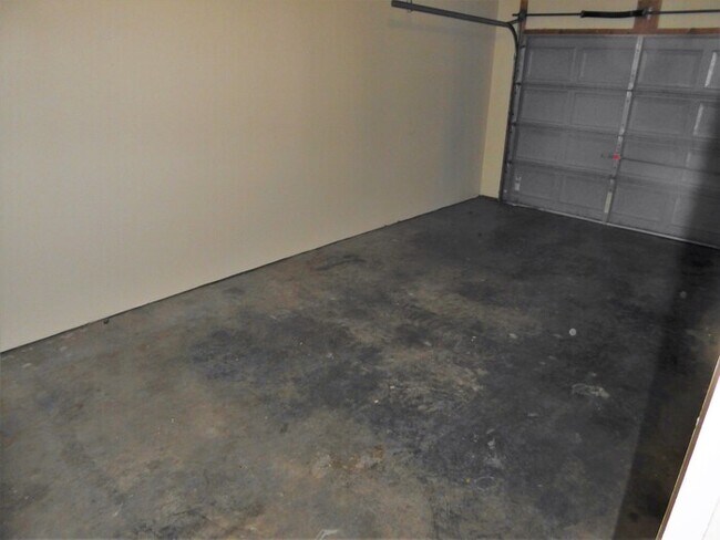 Building Photo - Pets Welcome! 2 Bedroom Brick Duplex in Ea...