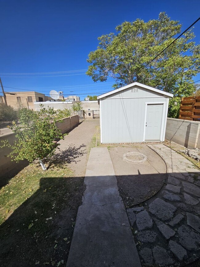 Building Photo - Gorgeous 2 bedroom in Barelas! Great location. Washer/Dryer. 1 car garage.