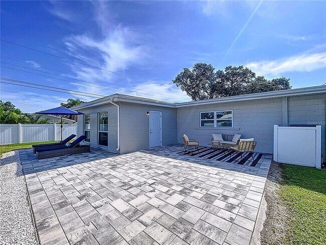 Building Photo - Modern luxury meets Florida charm in this ...