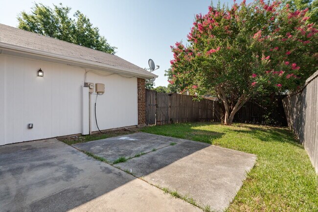 Building Photo - Charming 2BD Home in Far North Dallas