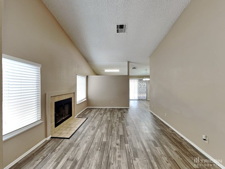 Building Photo - 733 Reagan Dr