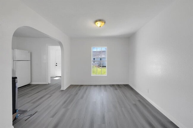 Building Photo - 214 N Hagerman St