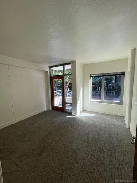 Building Photo - 425 W Beech St
