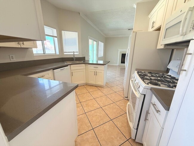 Building Photo - GORGEOUS 3BED/2.5BATH SINGLE FAMILY HOME