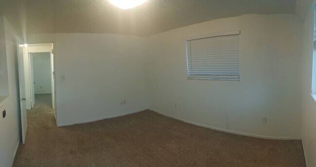 Building Photo - Quaint West Jordan Duplex w covered carport!