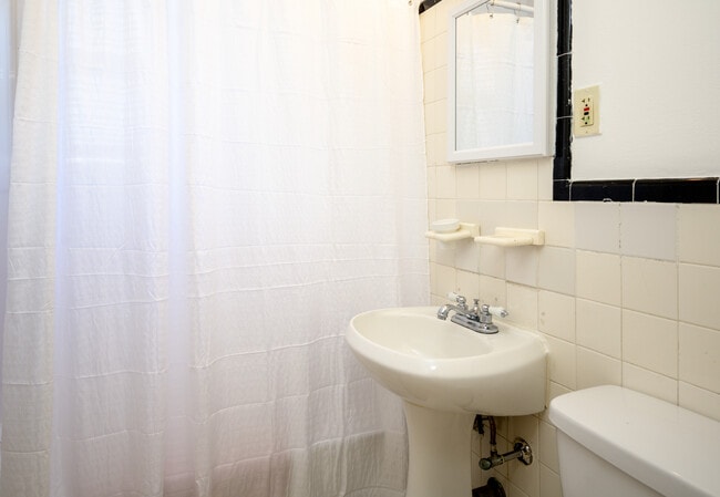 Building Photo - 154 Martling Ave