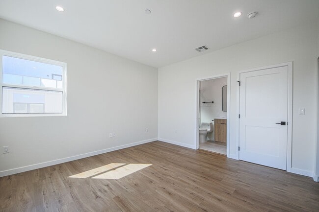 Building Photo - Ultra-Luxury Brand New 2 bed/2.5 bath and ...
