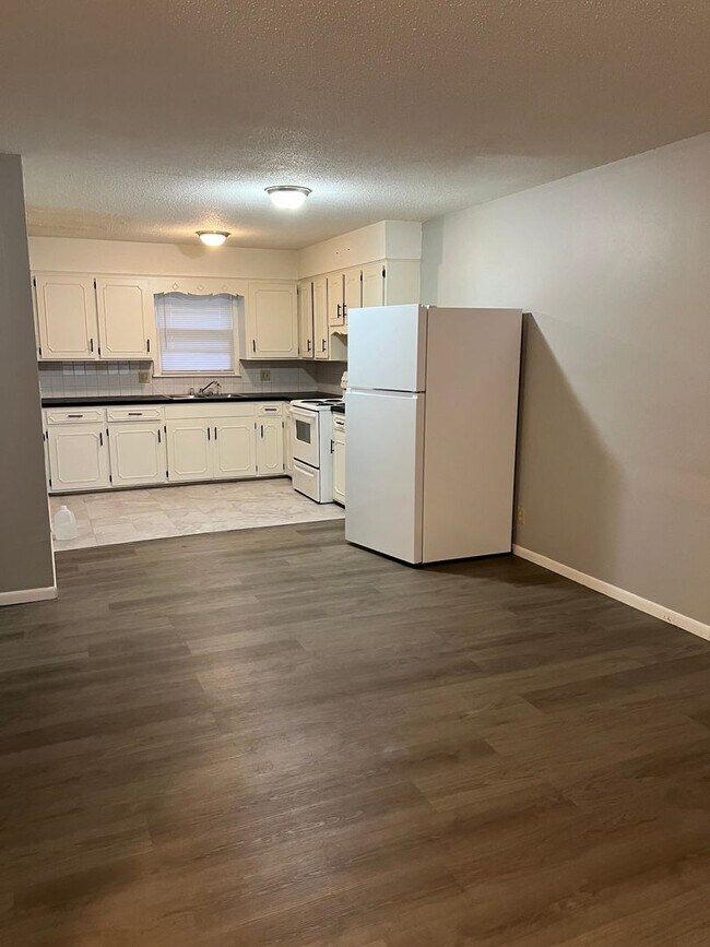 Building Photo - 2 bedrooms, 1 bath duplex