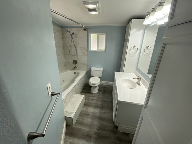 Building Photo - "Spacious 2-Bed, 2-Bath Townhome in Saint George"