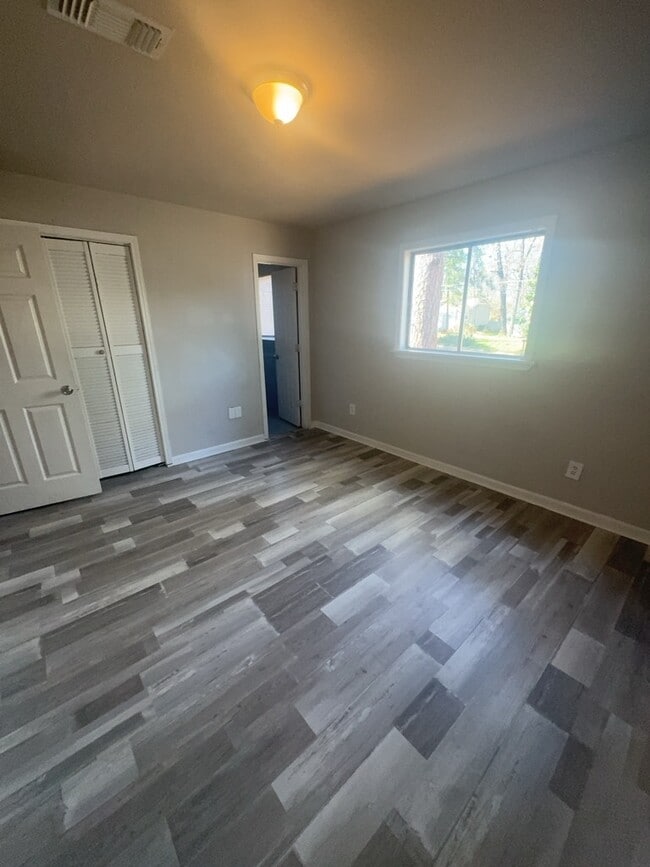 Building Photo - 905 Raymond Rd