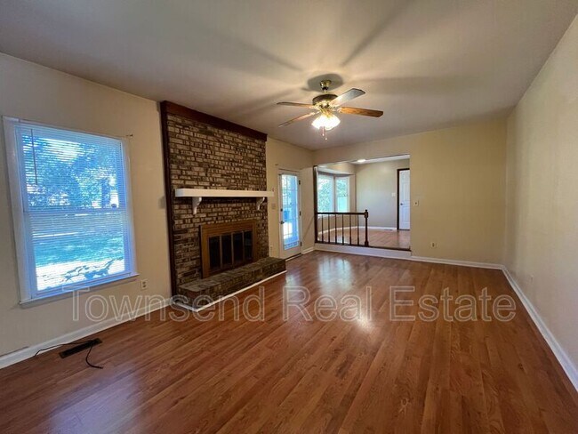 Building Photo - 6204 Lakehaven Dr