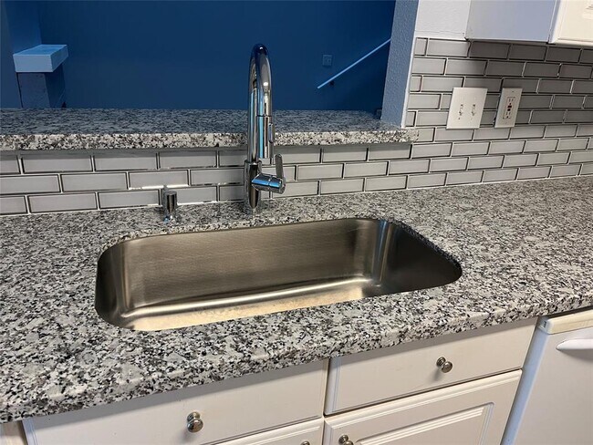 Building Photo - 13451 Parkway Blvd