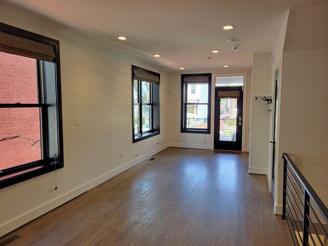 Building Photo - 724 Taylor St NW