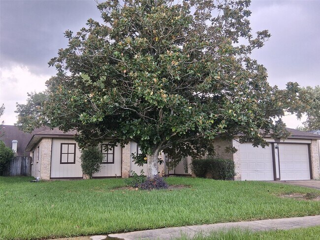 Building Photo - 1402 River Rock Dr