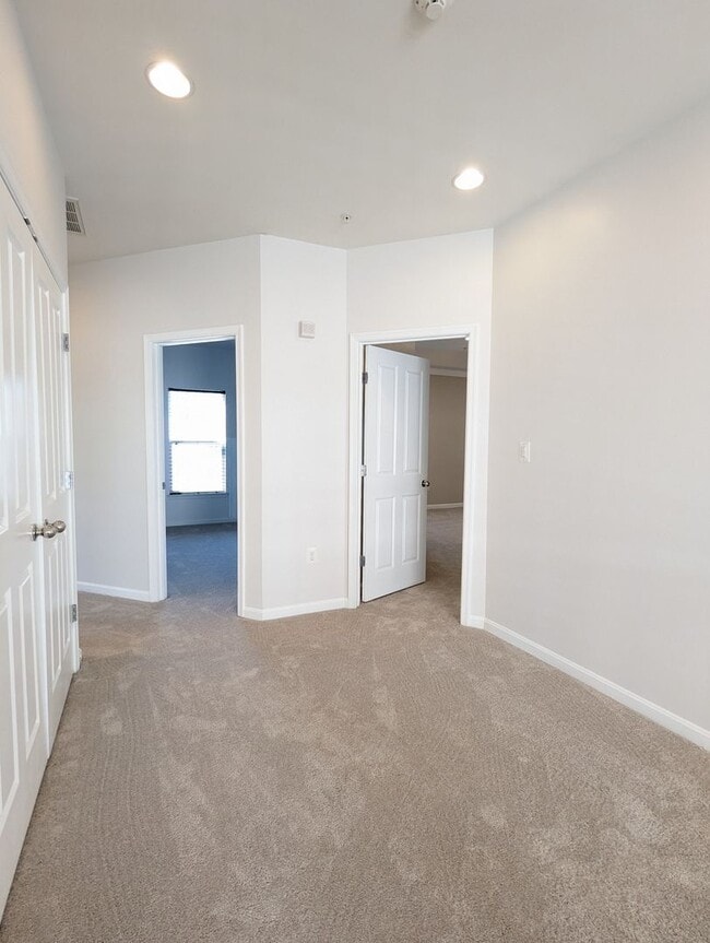 Building Photo - Impeccably maintained SFH in Clarksburg re...