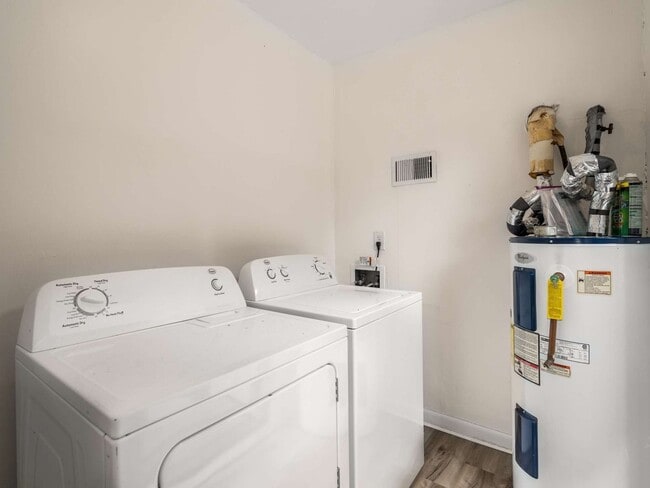 Building Photo - Awesome 2BE/1.5BA duplex in fantastic location in Nashville!