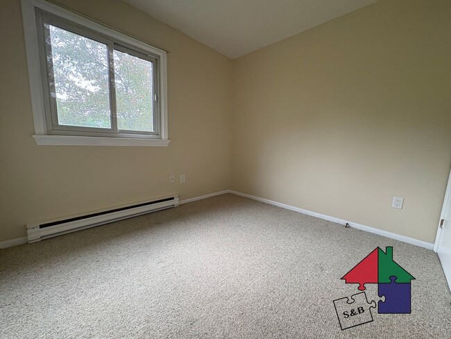 Building Photo - Elegant 3-Bedroom Townhouse in South Burli...
