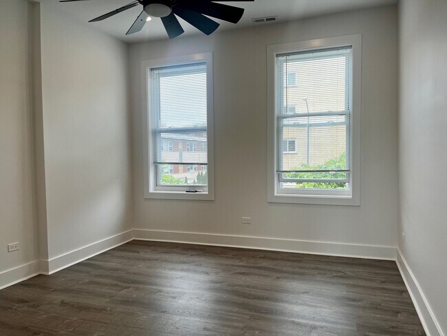 Building Photo - 5319 N Damen Ave