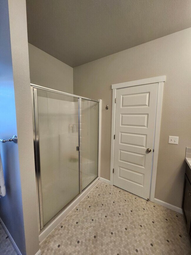 Building Photo - Charming 3-Bedroom, 2-Bath Home with Spaci...