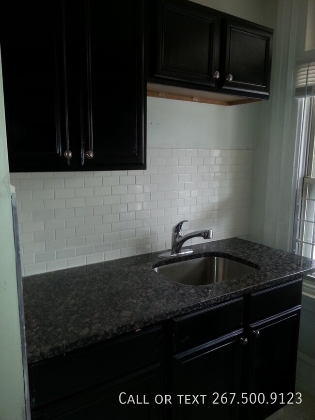 Building Photo - Lovely 2BR/2BA unit in prime university Ci...