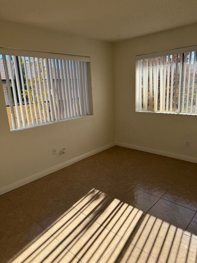 Building Photo - Charming 3 Bedroom with Huge Master Suite