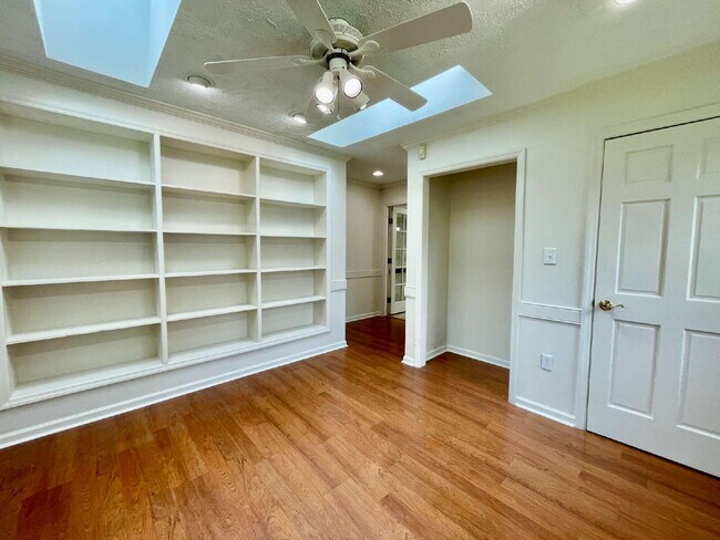 Building Photo - Spacious 6-Bedroom Gem In Fayetteville!