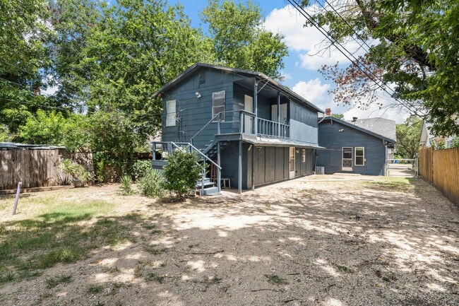 Building Photo - Updated 1-Bed Apartment with Private Entry and Huge Storage Room