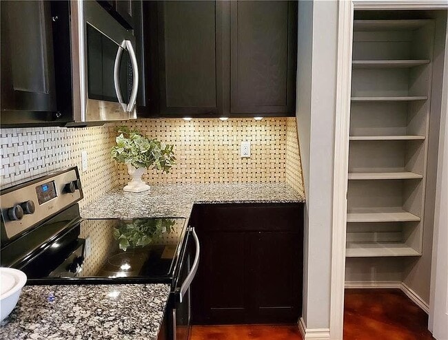 Building Photo - 477 S Fretz Ave