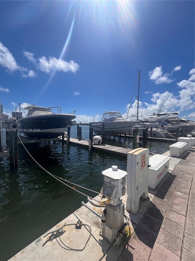 Building Photo - 900 Bay Dr