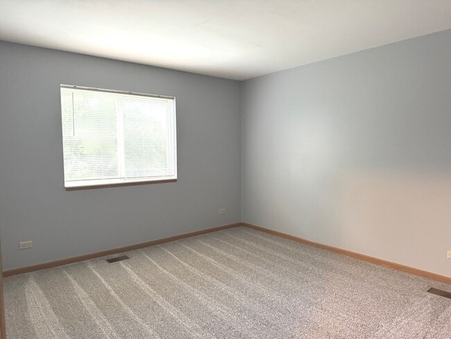 Building Photo - 727 Elm Ln