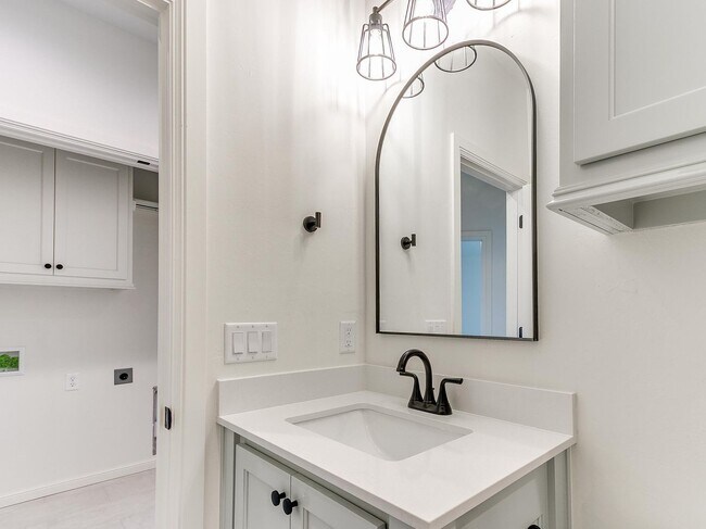 Building Photo - Luxury, Zero Maintenance Living Edmond Townhome