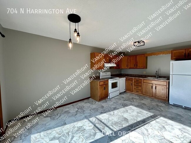 Primary Photo - 704 N Harrington Ave