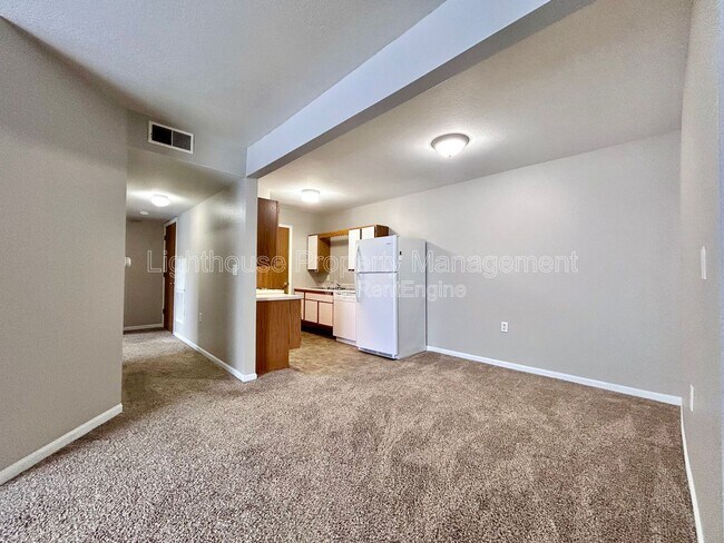 Building Photo - 585 W Randall St